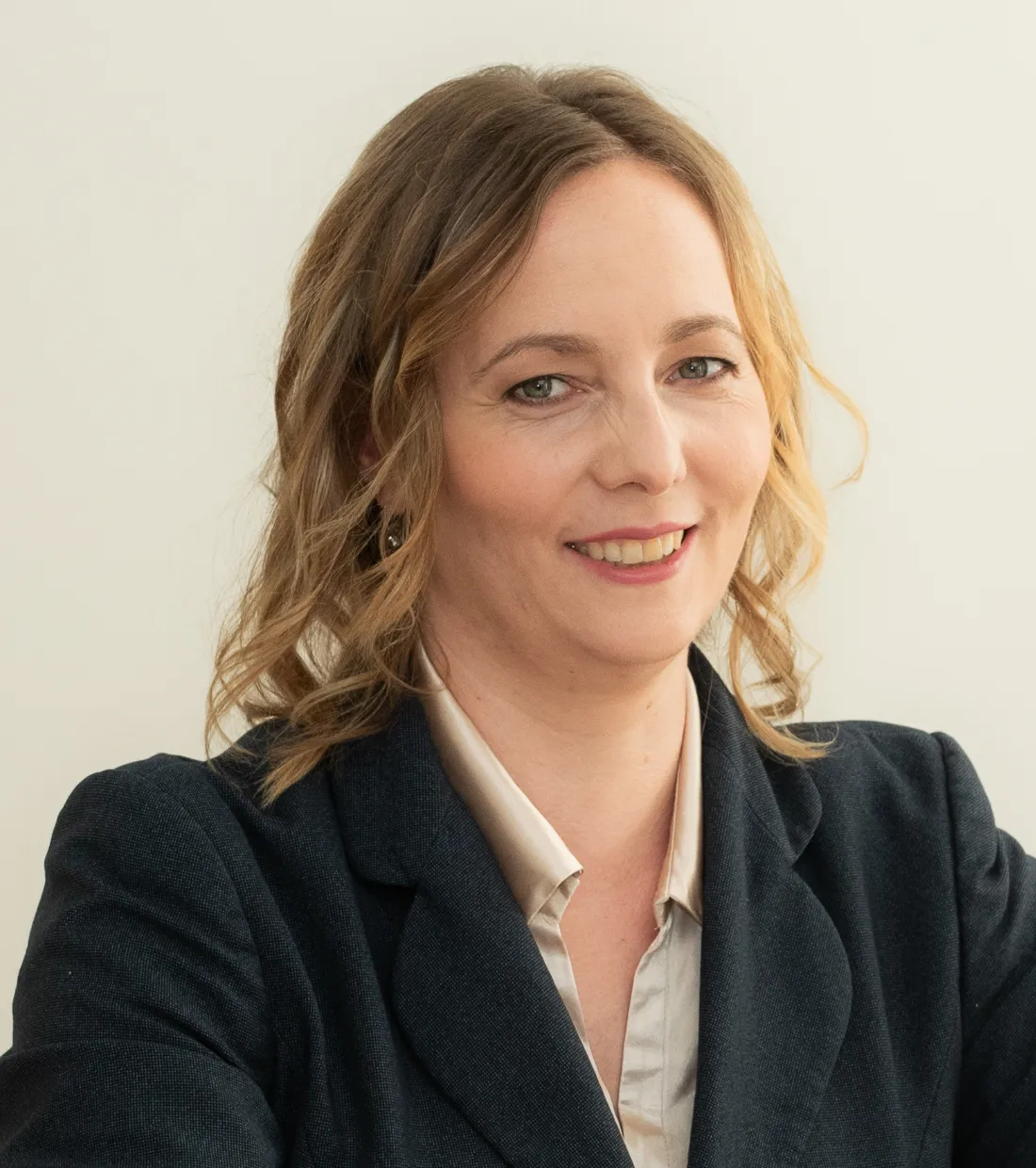 dr. Mayer Cecília ügyvédnő, irodájában, mosolyogva